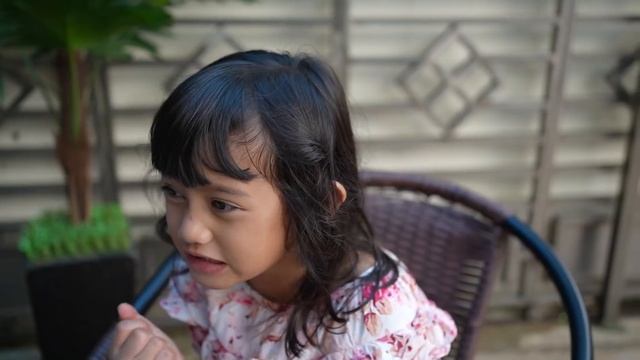 ADA BONEKA SQUID GAME ? LAGI ASYIK BERMAIN - Makan Pringles Squid Game | Salsa and family смотреть онлайн