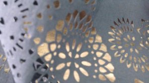 91 Резка ткани лазером 80 ватт RECI с двумя лазерными излучателями на швейном производстве