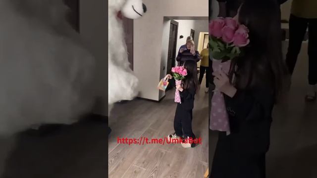 Мишка Умка поздравляет с Днем рождения, дарит цветы и танцует
