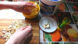 Салат с яйцом, сыром и чесноком легко, просто и вкусно