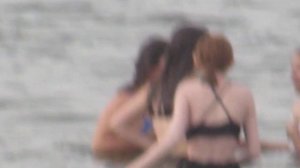 КРАСИВЫЕ МОЛОДЫЕ ДЕВУШКИ КУПАЮТСЯ В ОЗЕРЕ