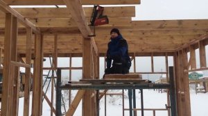 Света расстроена из-за светофора. А тем временем подняли первый этаж и перекрыли его лагами!