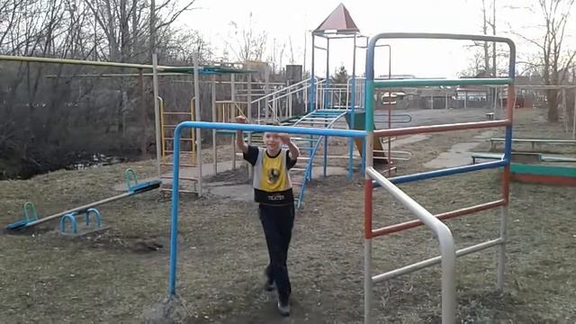 Мальчик делает трюки на турнике и сальто смотреть онлайн