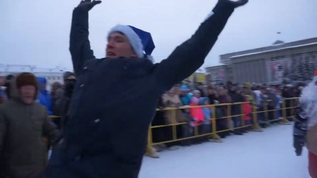 19.12.2015. Киров,Театральная,забег дедов Морозов №2 смотреть онлайн