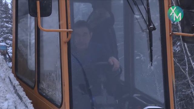 В Ханты-Мансийске снег убирают круглосуточно смотреть онлайн