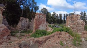 Посёлок Дружноселье. Руины скотного двора на территории бывшей усадьбы Витгенштейнов.