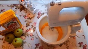 Тестирую миксер с вращающей чашей, справится ли он с шарлоткой.