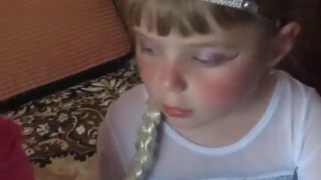 ИЗ СЕСТРЫ ДЕЛАЕМ ЭЛЬЗУ/ делаем макияж и одеваем костюм смотреть онлайн