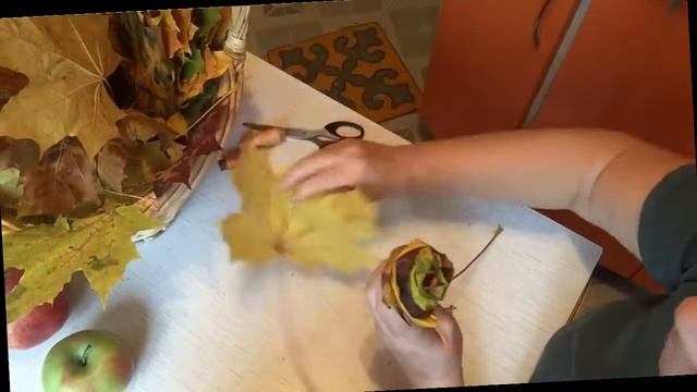 ???ДЕЛАЕМ РОЗЫ ИЗ КЛЕНОВЫХ ЛИСТЬЕВ / БЫСТРО И КРАСИВО / ПОДЕЛКИ ИЗ КЛЕНОВЫХ ЛИСТЬЕВ / ИЗ ЛИСТВЫ? смотреть онлайн