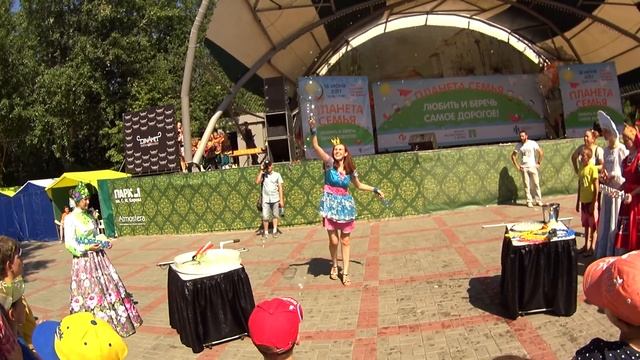 Шоу мыльных пузырей . Новосибирск парк им "Кирова" День папы