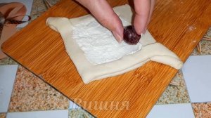 Ватрушки с творогом из слоёного теста