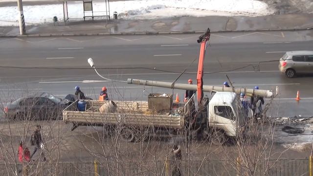 Демонтаж столба на ул. Хачатуряна (21.02.2015) смотреть онлайн