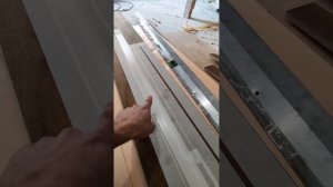 Как сделать чистый рез вдоль доски #паркет #инженернаядоска  #напольныепокрытия #укладкаламината