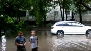 Дети купаются в лужах )))
