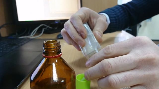 Как залить изопропиловый спирт в приспособление для чистки коннекторов Chemtronics QBE