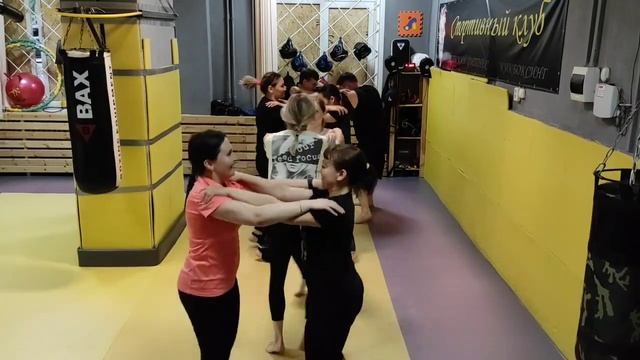 МЫ НЕ РАСТАЕМ ОТ ЖАРЫ И ТРЕНИРОВОК ?? #клубсиламышц смотреть онлайн