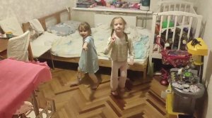 Танец перед сном.
------
Песня - " Не играй со мной" - "Юни" ©
(https://youtu.be/L1qRI9OLzoM)