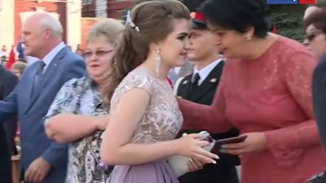 В Ельце на главной городской площади состоялось торжественное прощание выпускников со школой смотреть онлайн