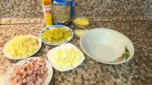 Вкусный и простой салат с беконом.