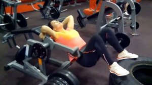Накачка ягодиц! Девушка выполняет подъём таза с весом 125 кг.