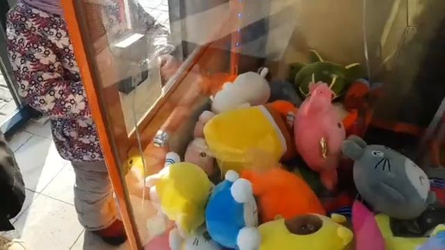 Играли в автомат ХВАТАЙКА |выиграли ОЧЕНЬ НЕОБЫЧНУЮ игрушку ??|