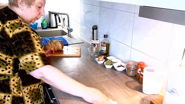 Свиная рулька фаршированная копчёным языком!Очень вкусно! смотреть онлайн