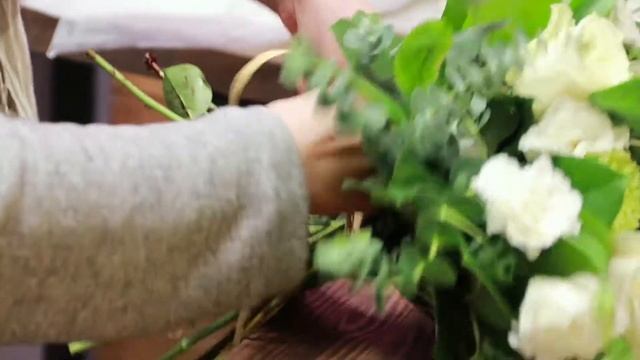 Сборка букета "Палермо". Сеть цветочных магазинов в Москве "Простоцветы" смотреть онлайн