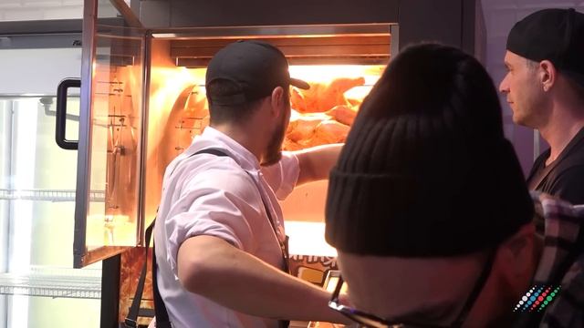 Звезды поработали в новом кафе Эмина Агаларова «Куриная лига». Репортаж «Москва-Баку» смотреть онлайн