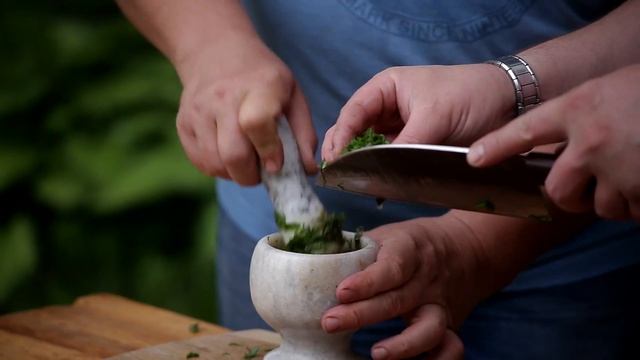 Запеченный картофель с соусом сальса верде |