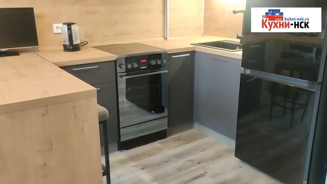 Эффектное сочетание темных фасадов и деревянной столешницы, кухня-гостиная в стиле лофт в Новосибир смотреть онлайн