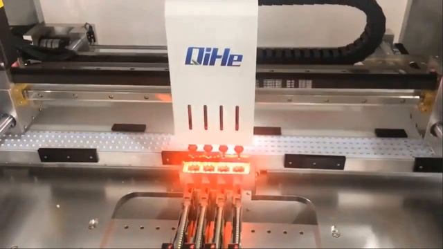 Автоматический установщик LED-компонентов. Светодиоды, светотехника, приборостроение.
