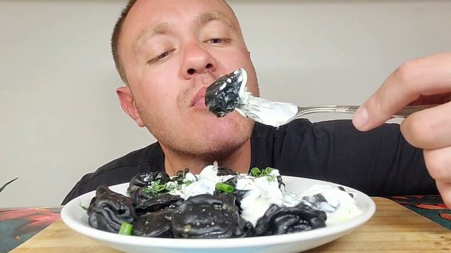МУКБАНГ. ОБЖОР. ЧЁРНЫЕ ПЕЛЬМЕНИ. И СНОВА КОММЕНТЫ 😉
