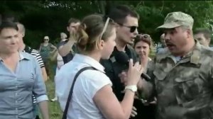 Надежду Савченко забросали яйцами во время общения с жителями города Николаева
