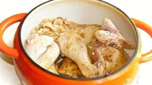 Тушеная курица в кастрюле