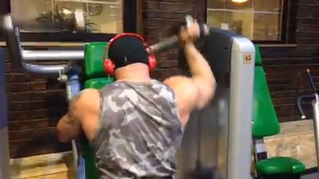 жим одной рукой в тренажере