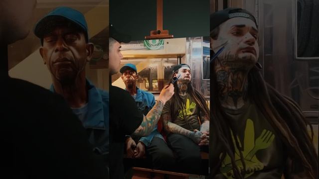 Painting strangers on the NYC subway смотреть онлайн