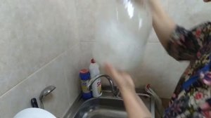 Лайфхак как быстро очистить пластиковую баклажку от зеленого налета тины ?