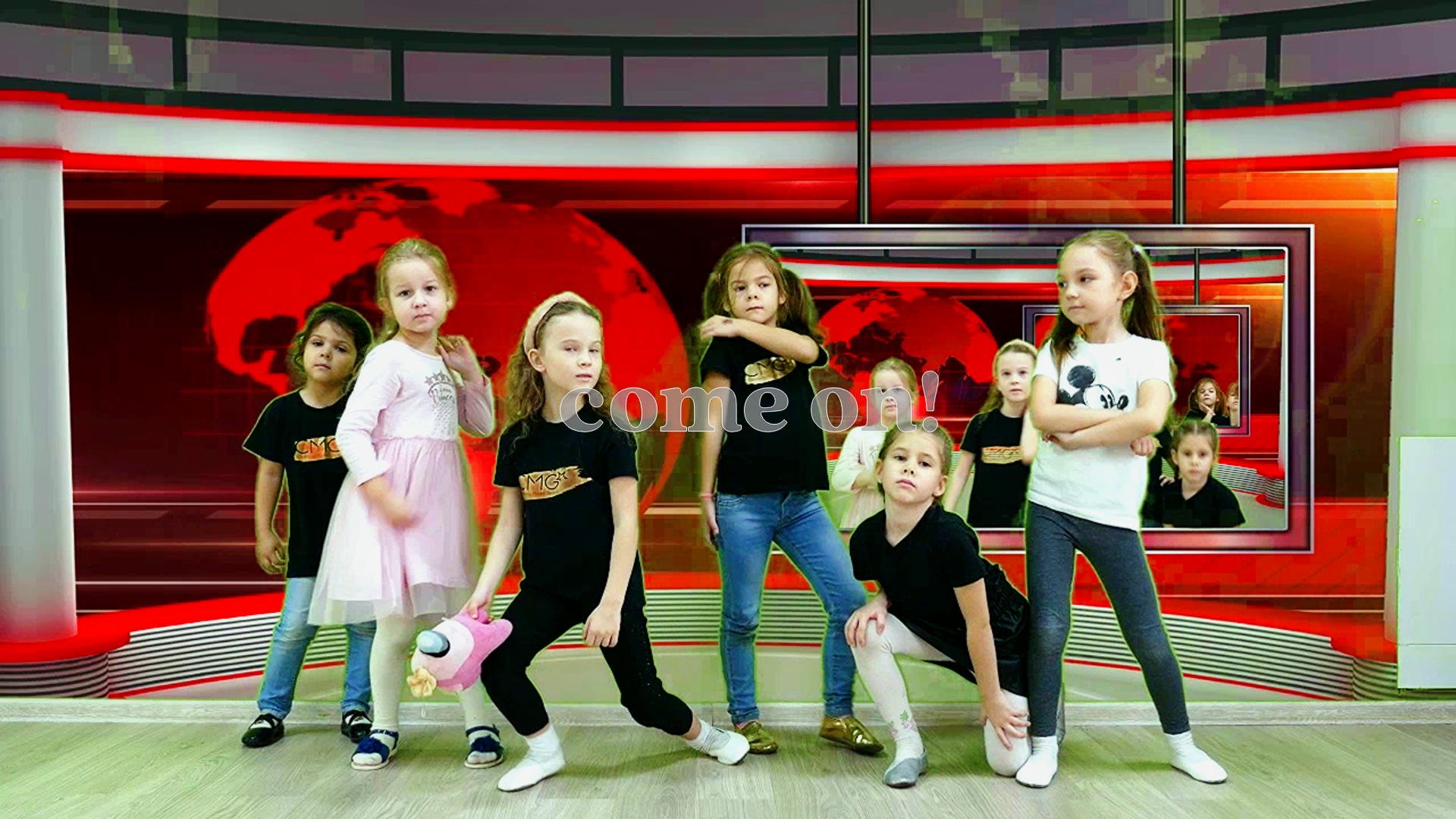Дети модели в школе танцуют и поют .