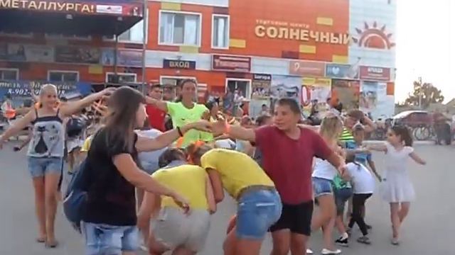День рождение ТЦ СОЛНЕЧНЫЙ. Флеш-моб. Зрители и участники праздника сделали музыкальный РУЧЕЁК