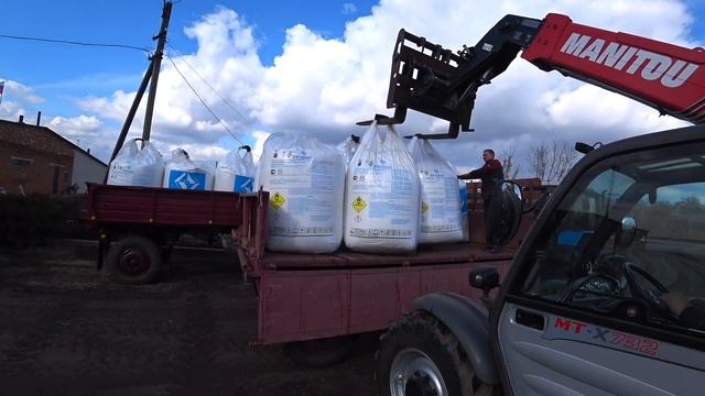 Загружаем селитру | готовимся к разбрасыванию удобрений | новый аппаратик в хозяйстве)