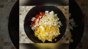 Салат овощной с яйцом