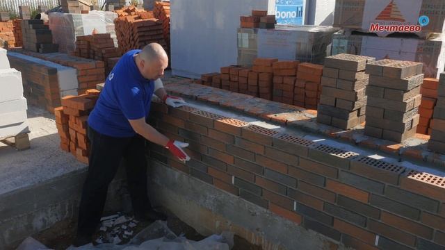 Кладка облицовочного кирпича. Строительство дома из пеноблока смотреть онлайн