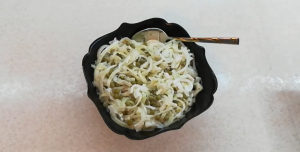 Луковый салат с горошком.