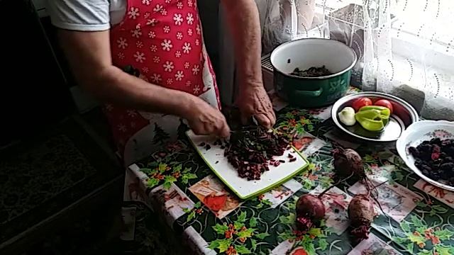 ГОТОВЛЮ СУП С БОТВОЙ И С ОВОЩАМИ!ЭКОЛОГИЧЕСКИ ЧИСТЫЙ ПРОДУКТ И ВКУСНЯТИНА СО СМЕТАНОЮ !