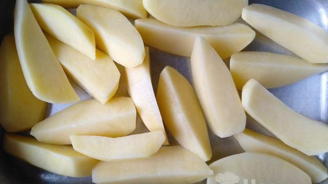 Запеченный картофель с зелеными помидорами и грецкими орехами в духовке