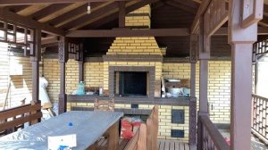 Огромная беседка с резными столбами, мебелью и печью