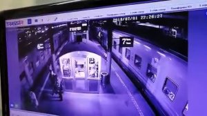 Пассажир упал под движущийся поезд