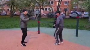 Тройка ударов по лапам в боксе