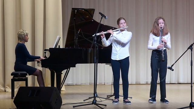 КДШИ.Олеся Клочева. Флейта Диана Штерхун. Кларнет . Джереми Бок. Сюита из к/ф «Скрипач на крыше». смотреть онлайн
