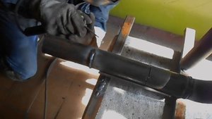 Как сварщики быстро и качественно сваривают стальные трубы во всех положениях